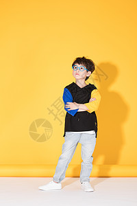 时尚色彩戴眼镜的儿童小男孩童年活泼背景