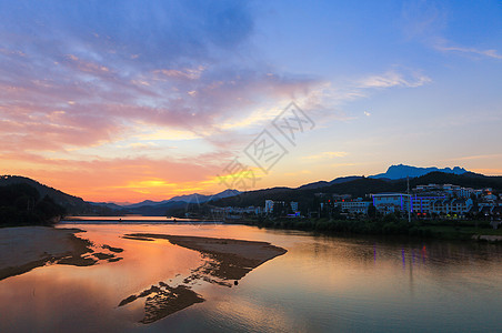 七彩天空天柱山下潜山河夕照背景