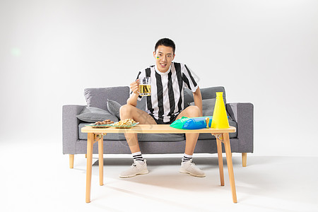 马卡：维尼修斯罚点球让姆巴佩错失戴帽的机会，后者选择沉默