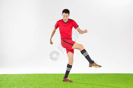 足球运动员踢球动作图片