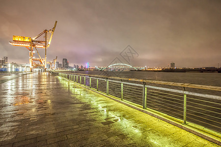 上海滨江雨夜图片