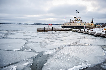 芬兰堡码头浮冰河面背景图片