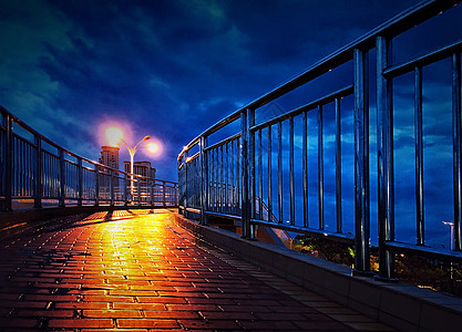 暴风雨天深蓝忧郁的天桥和路灯图片
