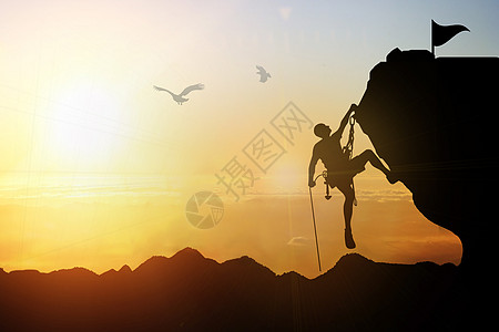 旅行 背包夕阳下登山人物剪影设计图片