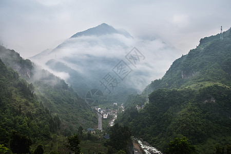 云山雾绕的神农架林区背景