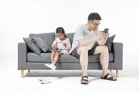 手机低头族家庭隔阂背景