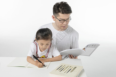 父亲和女儿一起做功课写字背景图片