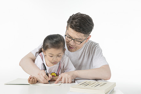 父亲和女儿一起做功课写字图片