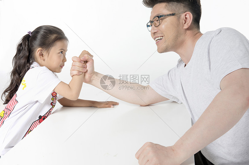 父亲和女儿掰手腕图片