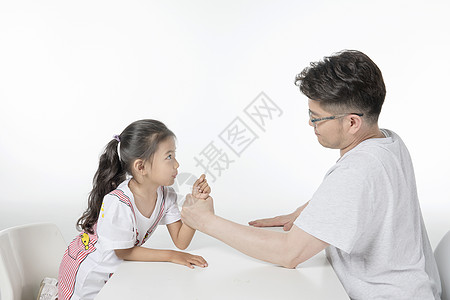 亲子游戏父亲和女儿掰手腕背景