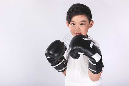拳击儿童男孩子戴着拳击手套背景