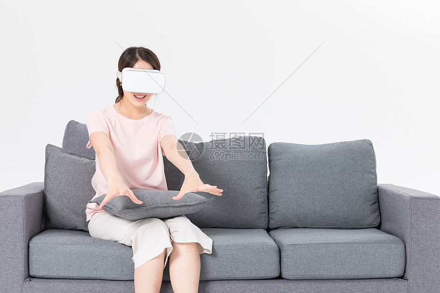 居家女性使用Vr眼镜图片