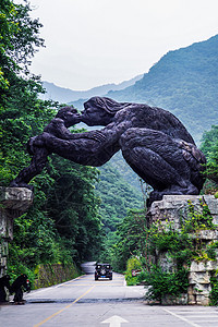 神农架官门山景区大门雕像背景