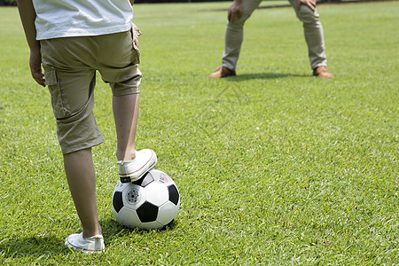小孩踢足球父子公园踏青踢足球背景