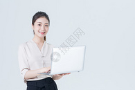 商务女性使用电脑图片