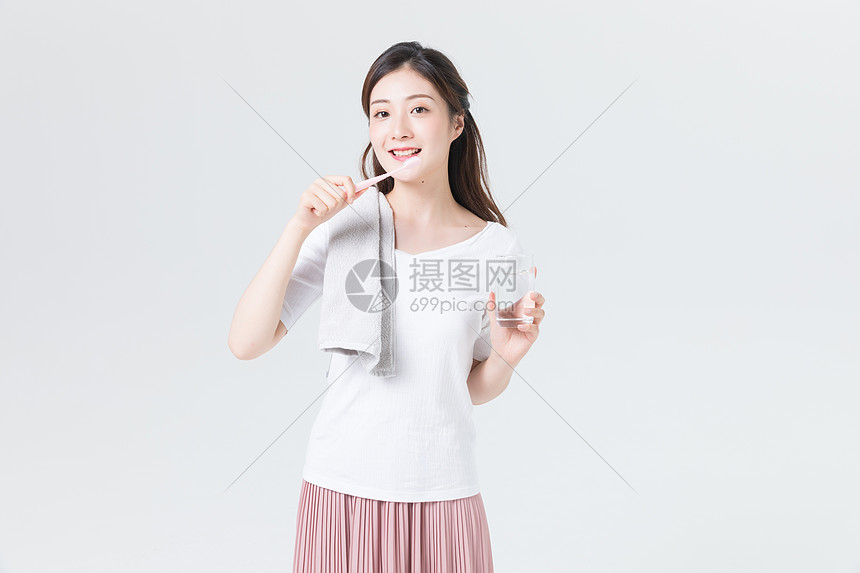 居家女性刷牙图片