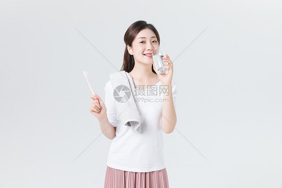 居家女性刷牙图片