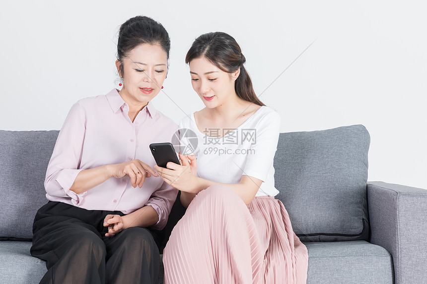 母女玩手机图片