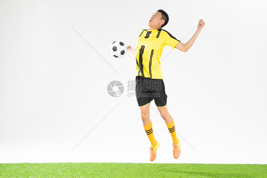 足球运动员接球动作