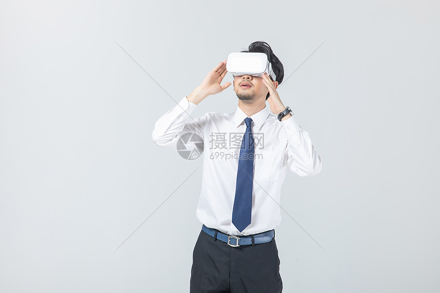 商务男性使用Vr眼镜图片