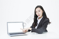 商务女性办公笔记本电脑图片
