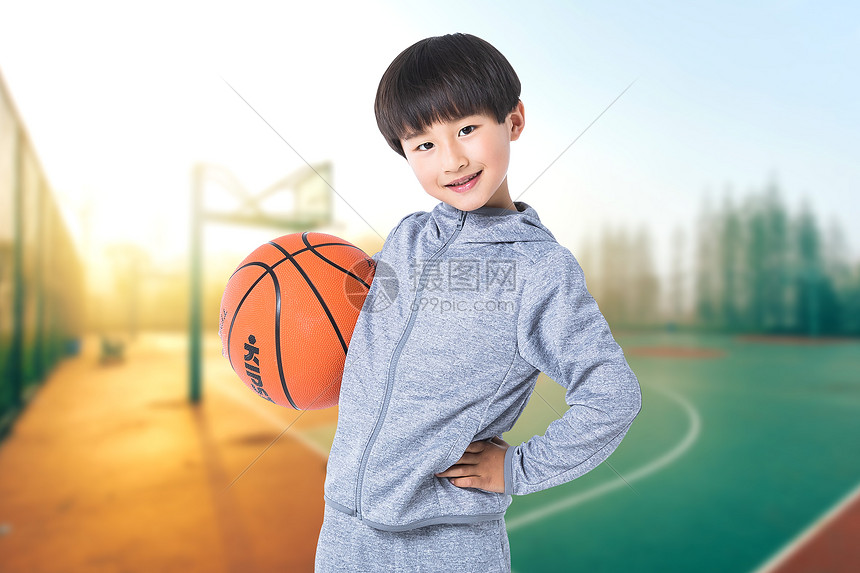 小孩打篮球图片