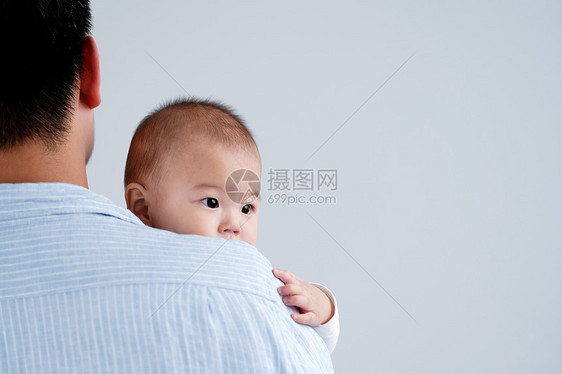爸爸怀抱宝宝图片