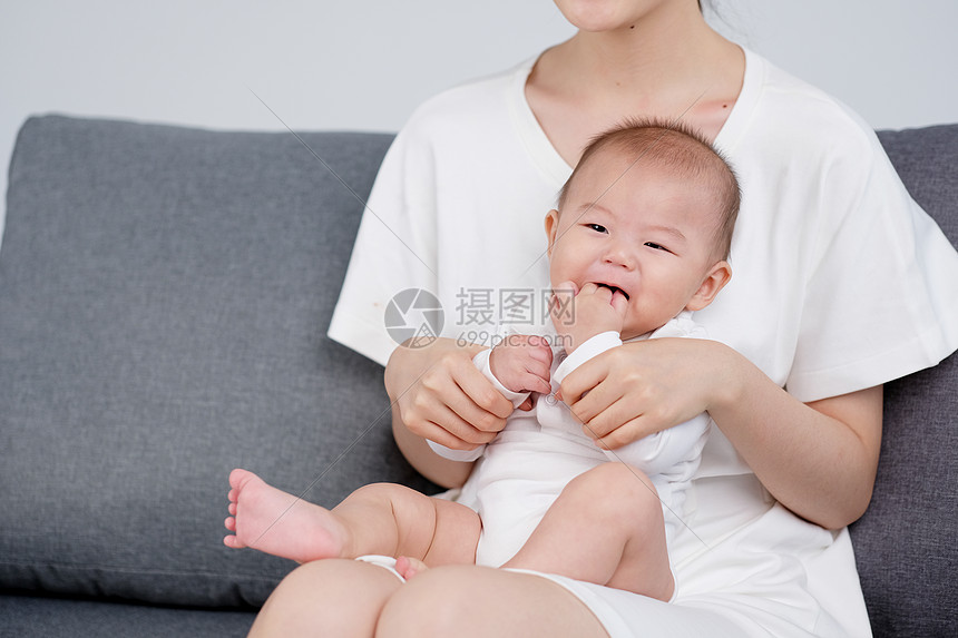 妈妈怀抱婴儿图片