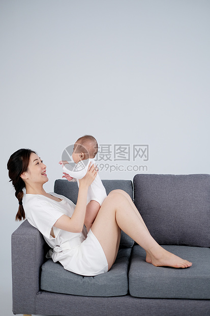 妈妈怀抱婴儿图片