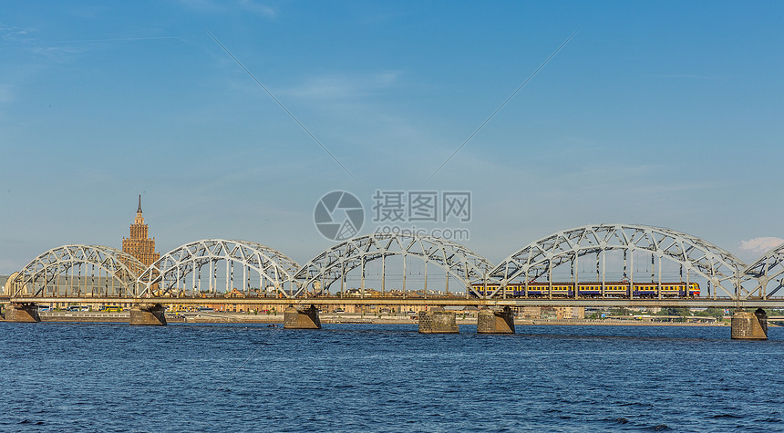 多瑙河上的铁路桥图片