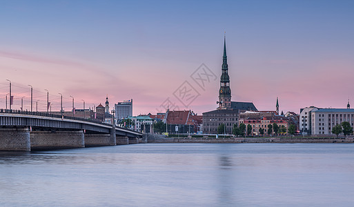 拉脱维亚里加圣彼得大教堂日落夜景图片