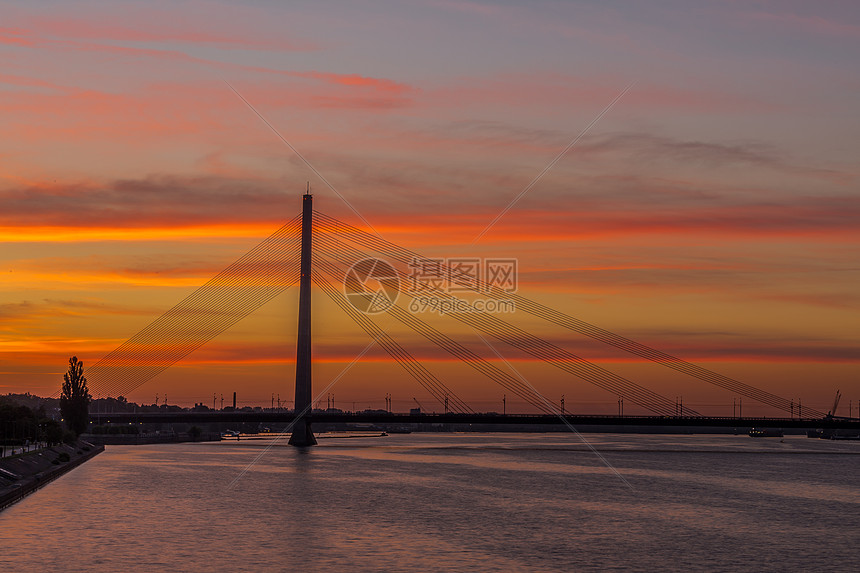 夕阳下的跨海桥图片