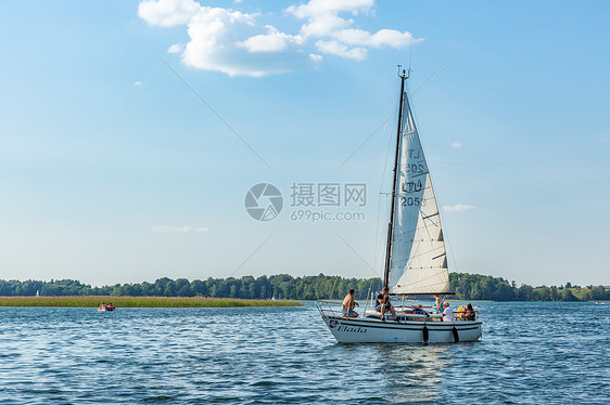 湖面上行驶的帆船图片