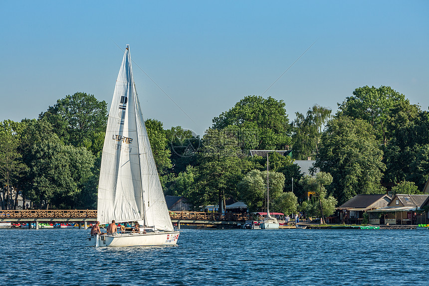 湖面上行驶的帆船图片