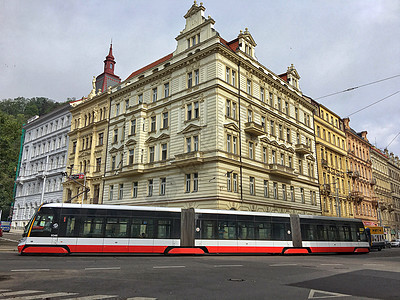 布拉格街角著名旅游城市布拉格的城市有轨电车背景