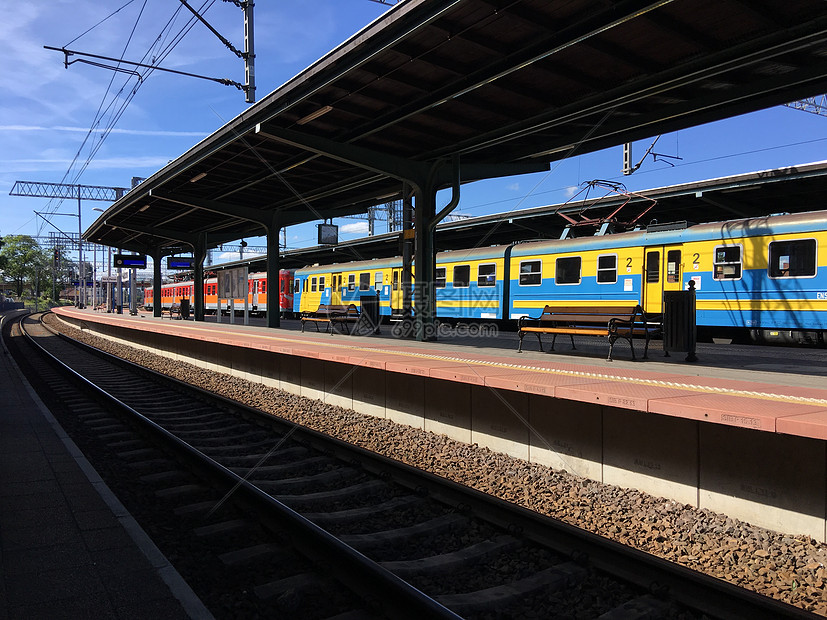 欧洲波兰露天火车站台图片