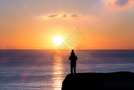 夕阳下父子人物剪影高清图片