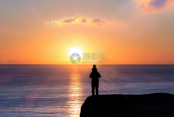 夕阳下父子人物剪影图片