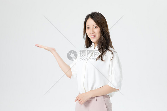 商务女性展示动作图片