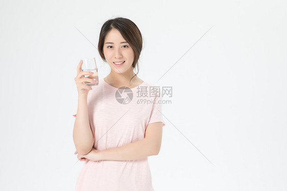 居家女性喝水健康图片