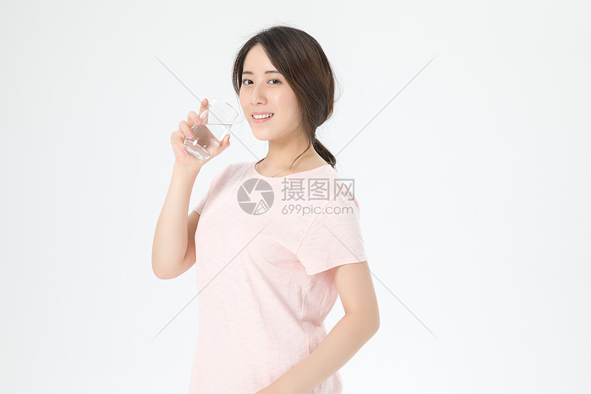 居家女性喝水健康图片