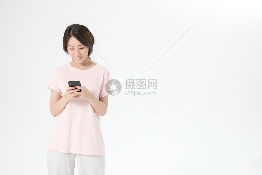 居家女性玩手机图片