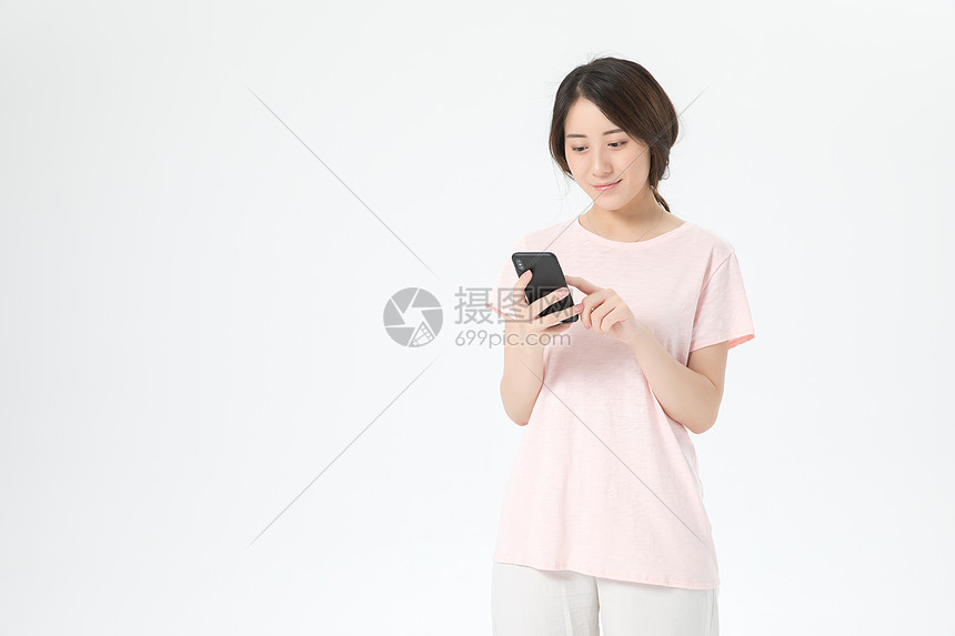 居家女性玩手机图片