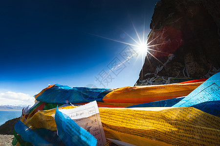 藏区经幡太阳下的经幡背景