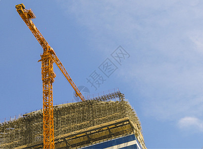 三角建筑机械与人工塔吊的工作背景