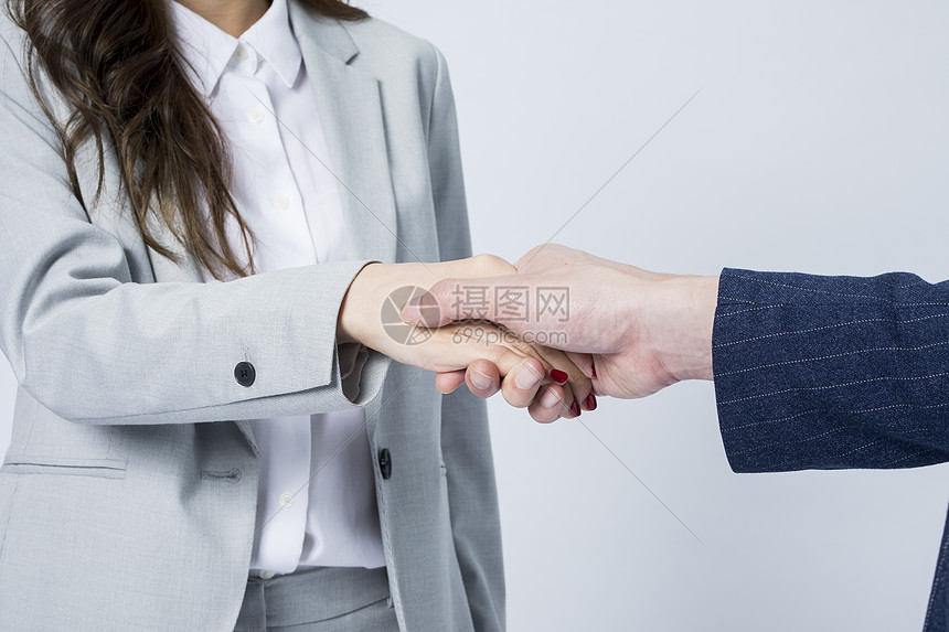 商务男女握手图片
