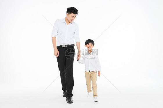 亲子爸爸和孩子牵手