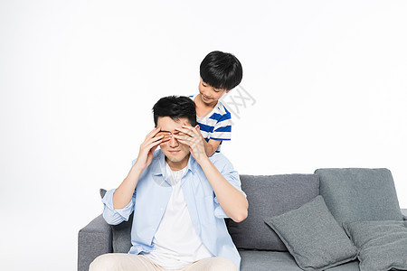 沙发上孩子蒙住父亲的眼睛图片