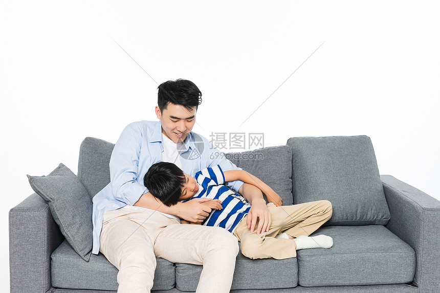 沙发上爸爸陪着儿子睡觉图片