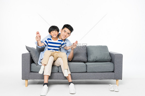 沙发上父亲抱着孩子图片